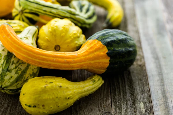 Ekologisk pumpor på träbord — Stockfoto