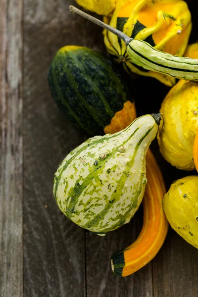 Calabazas ecológicas sobre mesa de madera — Foto de Stock