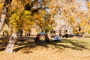 Sonbahar Colorado'da kamp.
