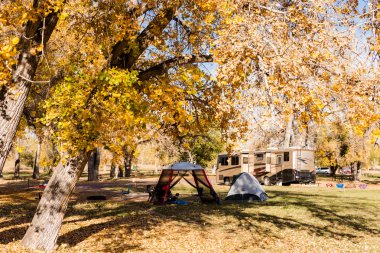 Sonbahar Colorado'da kamp.
