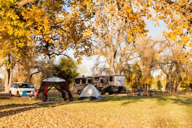 Sonbahar Colorado'da kamp.