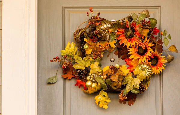 Wreath on the wooden door — Stock Photo, Image