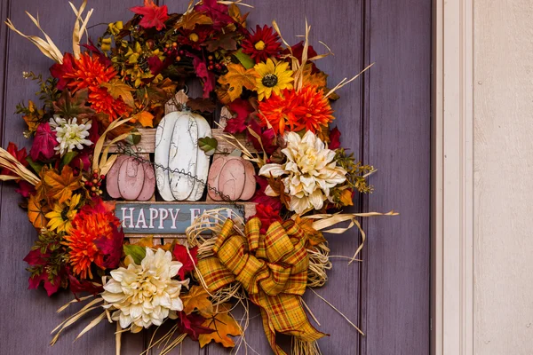 Wreath on the wooden door — Stock Photo, Image