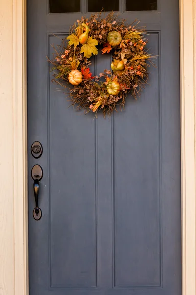 Wreath on the wooden door — Stock Photo, Image