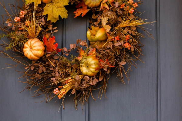 Wreath on the wooden door — Stock Photo, Image