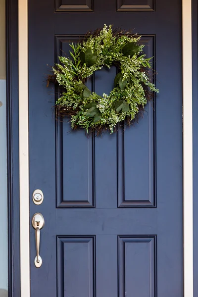 Wreath on the wooden door — Stock Photo, Image