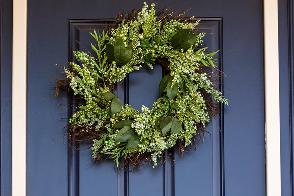 Wreath on the wooden door — Stock Photo, Image