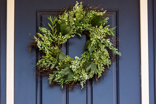 Couronne sur la porte en bois — Photo