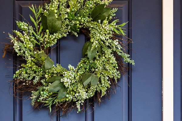 Wreath on the wooden door — Stock Photo, Image