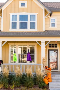 Cadılar Bayramı için dekore edilmiş ev sundurma