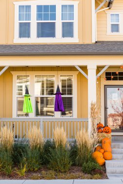 Cadılar Bayramı için dekore edilmiş ev sundurma