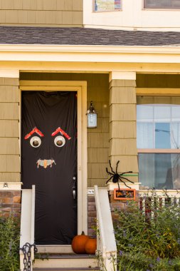 Cadılar Bayramı için dekore edilmiş ev sundurma