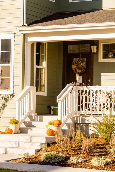 Hus veranda dekoreret til Halloween - Stock-foto
