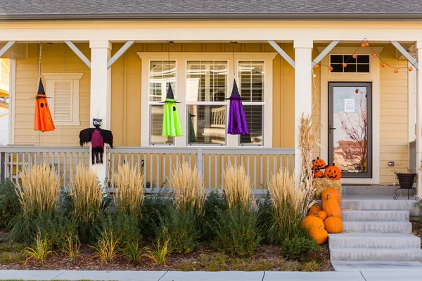 Portico della casa decorato per Halloween — Foto Stock