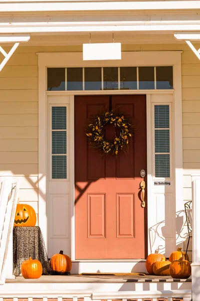 House veranda inredda för Halloween — Stockfoto