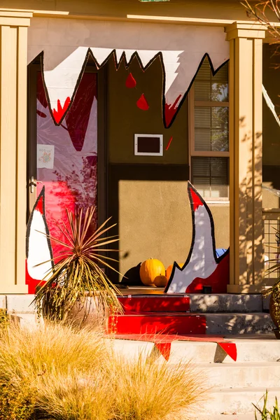 Huis veranda ingericht voor Halloween — Stockfoto