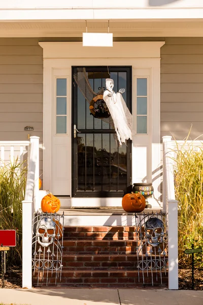 House veranda inredda för Halloween — Stockfoto