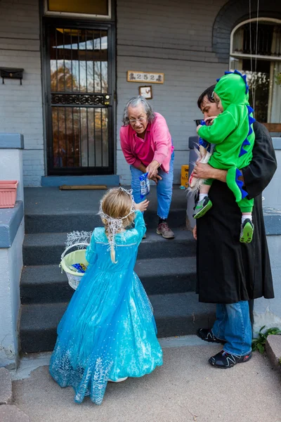 Маленькая девочка в костюме на Хэллоуин — стоковое фото