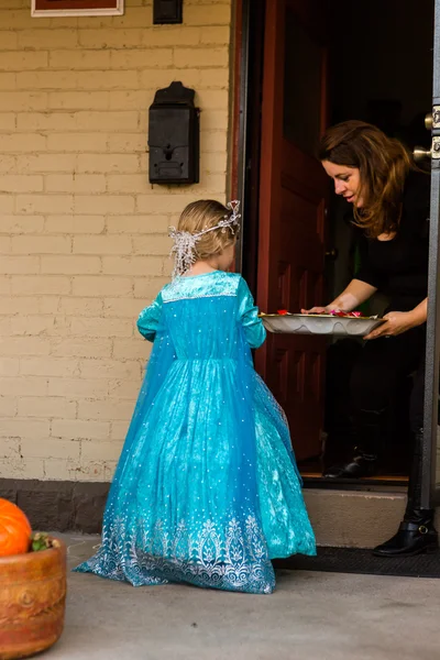 Kleines Mädchen im Kostüm in der Halloween-Nacht — Stockfoto