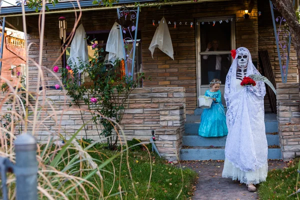 Kleines Mädchen im Kostüm in der Halloween-Nacht — Stockfoto