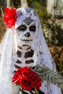 Ölü gelin kadınla Cadılar Bayramı'nda makyaj