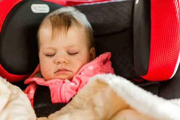 Menina bebê dormindo em seu assento de carro — Fotografia de Stock