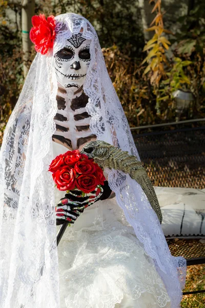 Mujer con novia muerta maquillaje en Halloween — Foto de Stock