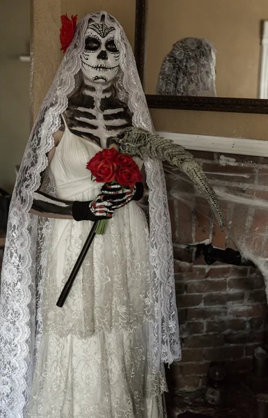 Frau mit toter Braut zu Halloween geschminkt — Stockfoto