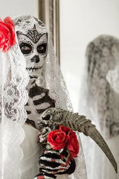 Vrouw met dode bruid make-up op Halloween — Stockfoto