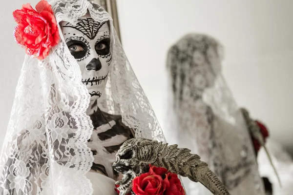 Nő a halott menyasszony alkotja a Halloween — Stock Fotó