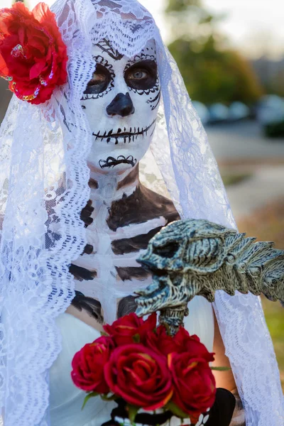 Donna con sposa morta make up ad Halloween — Foto Stock