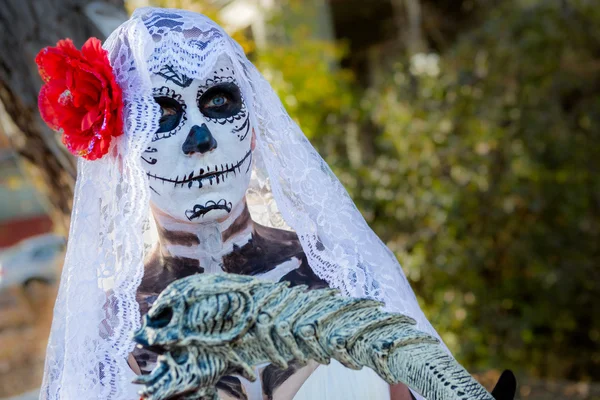 Vrouw met dode bruid make-up op Halloween — Stockfoto
