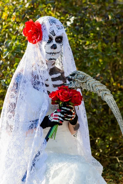 Mujer con novia muerta maquillaje en Halloween —  Fotos de Stock