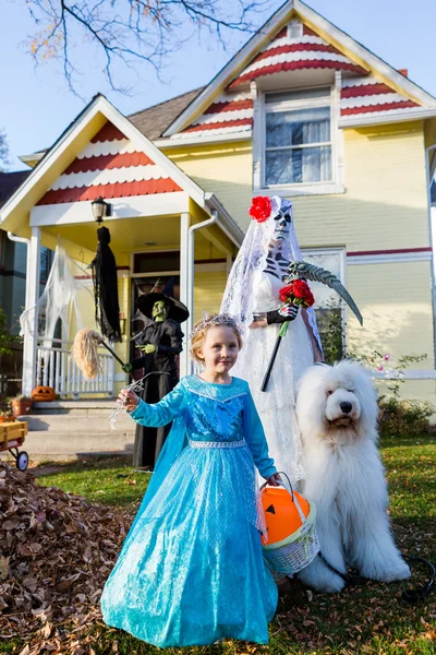 Madre e hija en la noche de Halloween — Foto de Stock