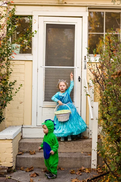 Zwei Kinder in Kostümen tricksen oder behandeln — Stockfoto
