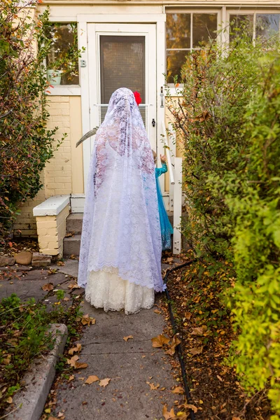 Moeder en dochter op Halloween nacht — Stockfoto