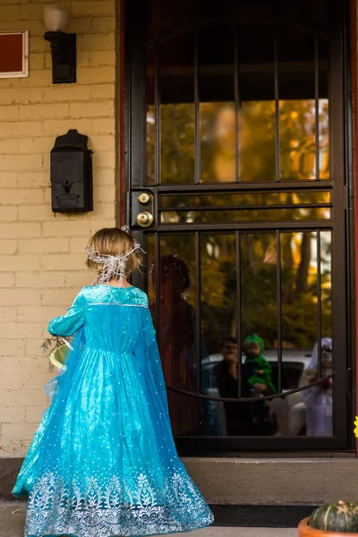 Kleines Mädchen in der Halloween-Nacht — Stockfoto
