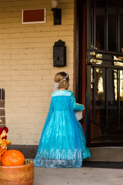 Klein meisje in prinses kostuum — Stockfoto