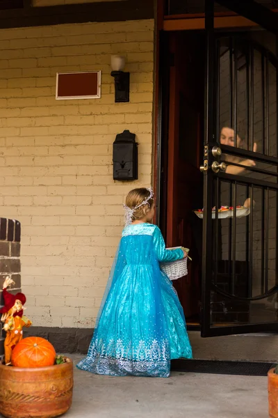 Malá holčička v Halloween noci — Stock fotografie