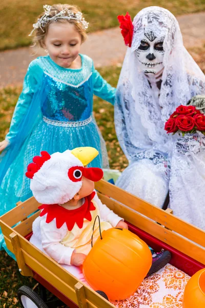 Rodina na Halloweenské noci — Stock fotografie