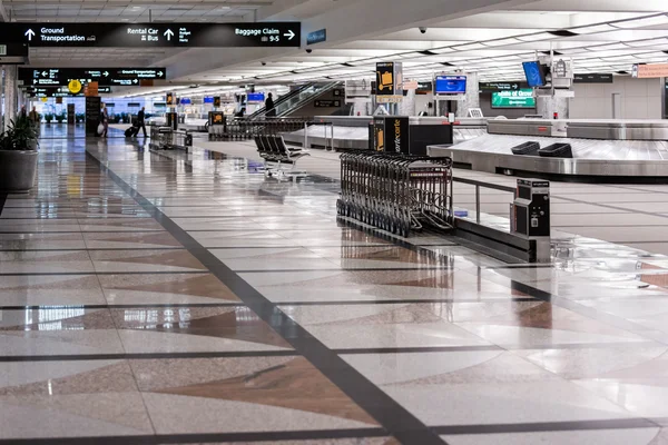 Bagageutlämningen på flygplatsen — Stockfoto