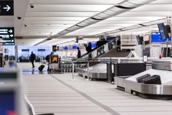 Gepäckausgabe am Flughafen — Stockfoto