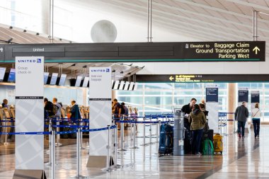 İnsanlar Havaalanı check-in sırasında
