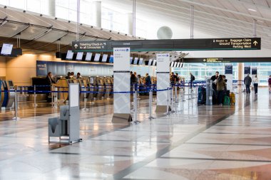 İnsanlar Havaalanı check-in sırasında