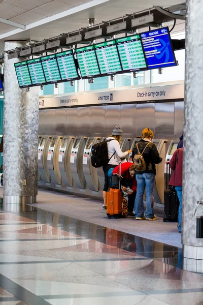 İnsanlar Havaalanı check-in sırasında — Stok fotoğraf