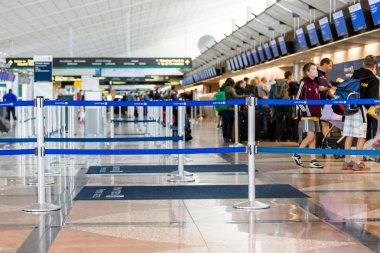 İnsanlar Havaalanı check-in sırasında