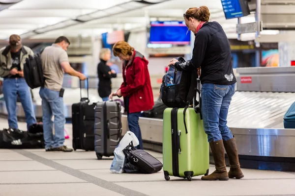 Människor på bagage transportband — Stockfoto