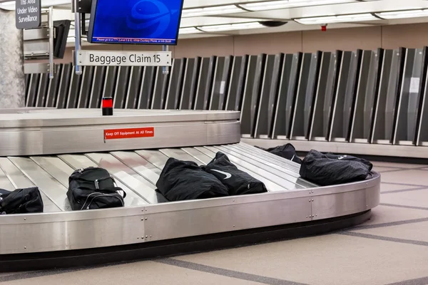 Afhalen van bagage na de vlucht — Stockfoto