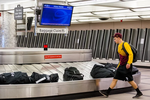 Personas en la cinta transportadora de equipaje —  Fotos de Stock