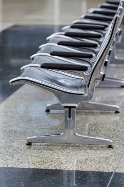 Havaalanında boş sandalyeler